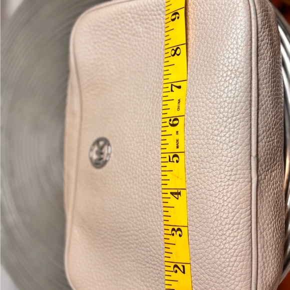 🤍👜Michael Kors Cream Pebbled Leather Crossbody - Picture 6 of 14
